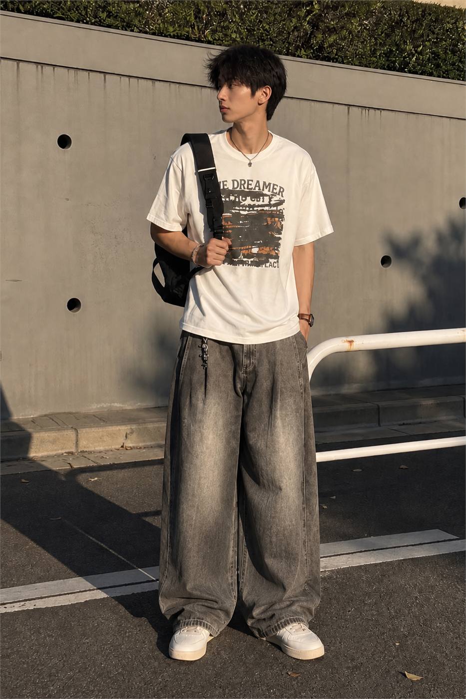 Quần jean nam loose fit với phom ống rộng streetwear