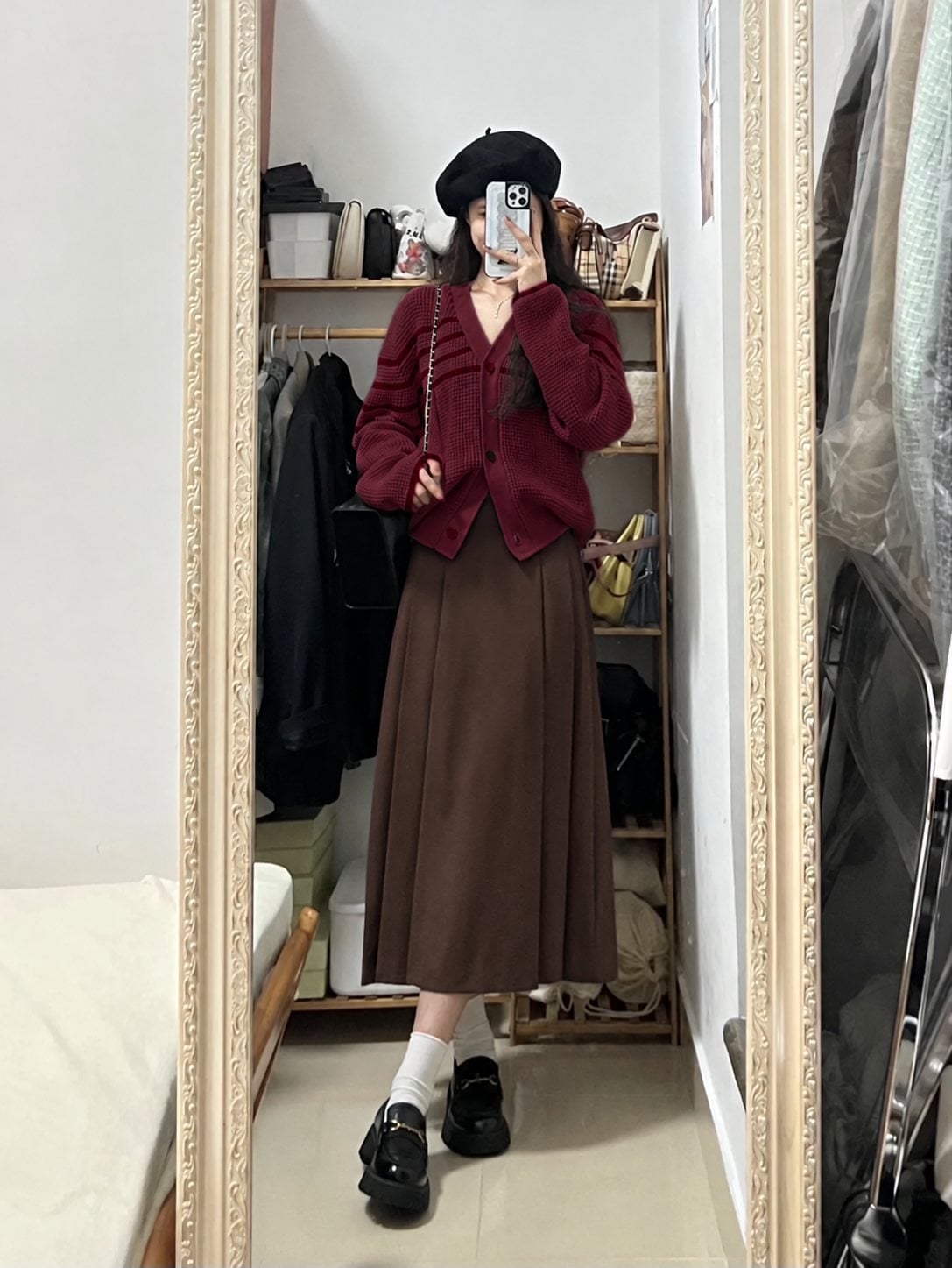 Cardigan đỏ rượu phối chân váy nâu chocolate và phụ kiện đen