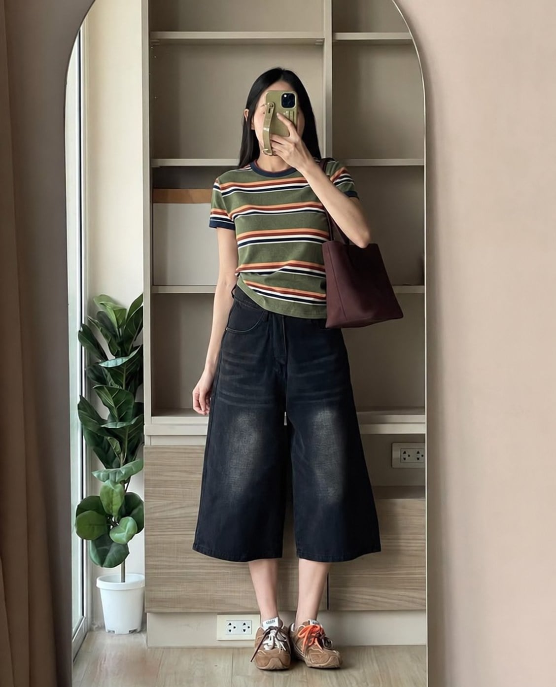 Áo thun kẻ nhiều màu phối quần denim tối màu và phụ kiện đơn giản
