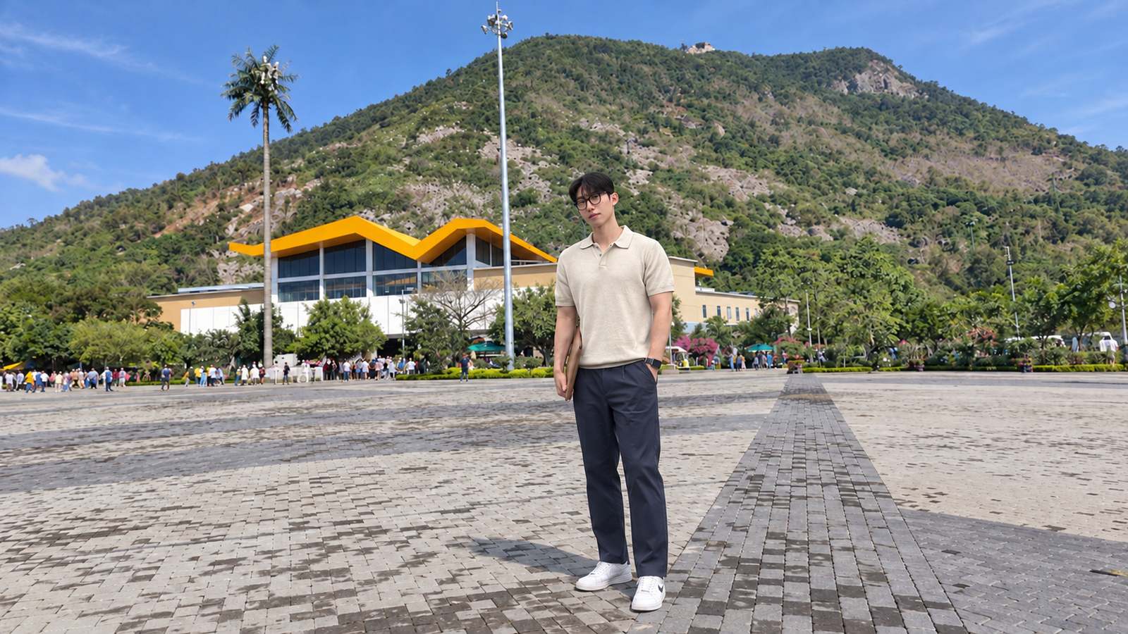 Polo, quần chinos và sneaker