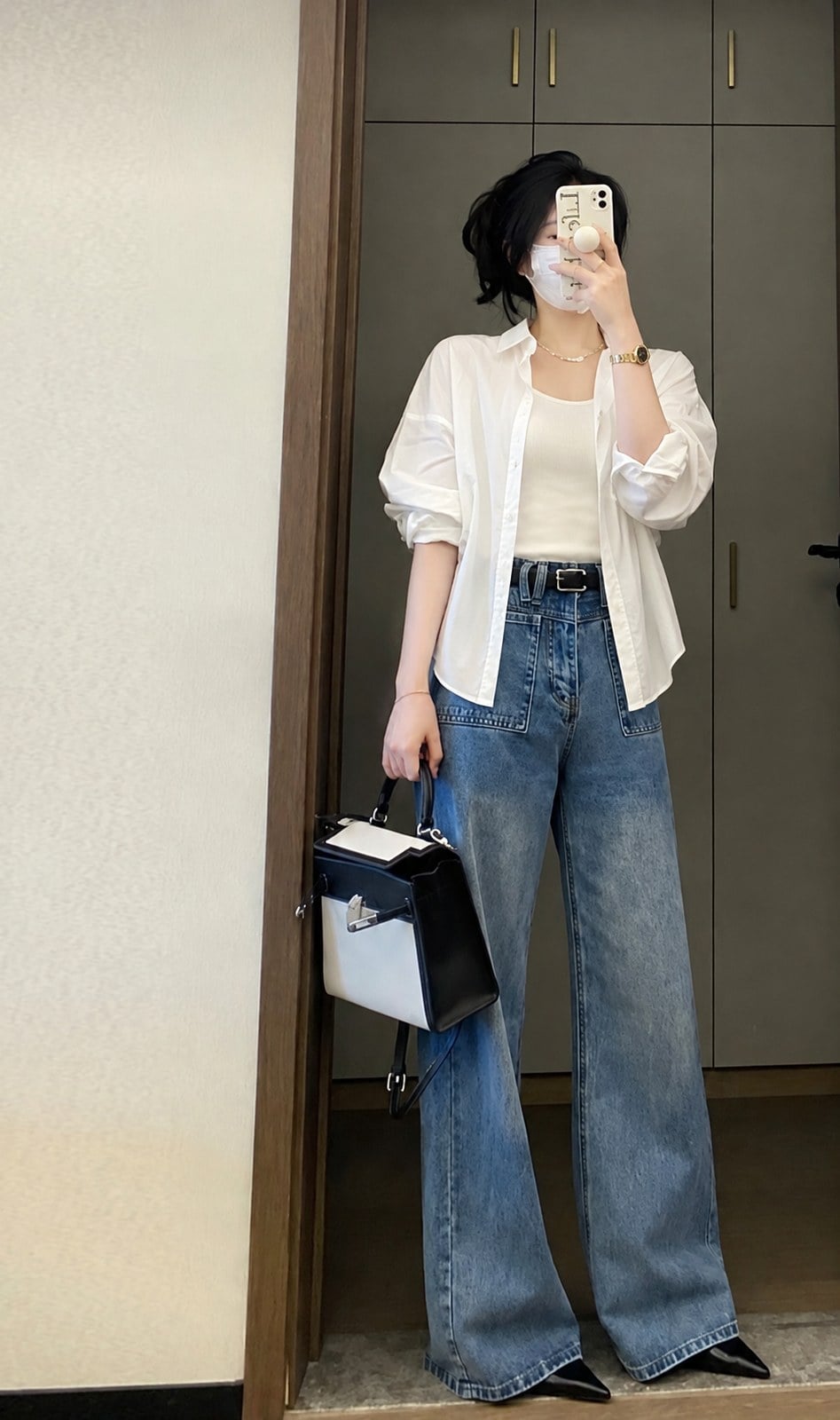 Sơ mi trắng khoác ngoài áo trơn phối quần jeans ống suông màu xanh