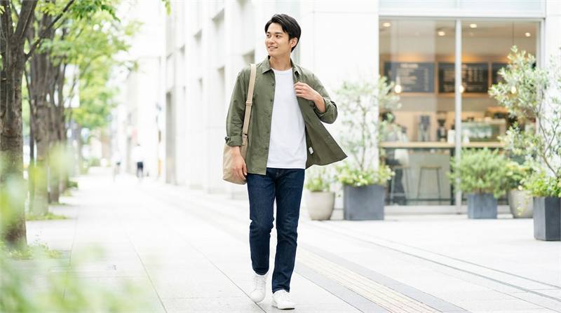 Sơ mi nam khoác ngoài áo thun trơn, phối cùng quần jeans/kaki tạo phong cách layering trẻ trung, năng động cho ngày mát.