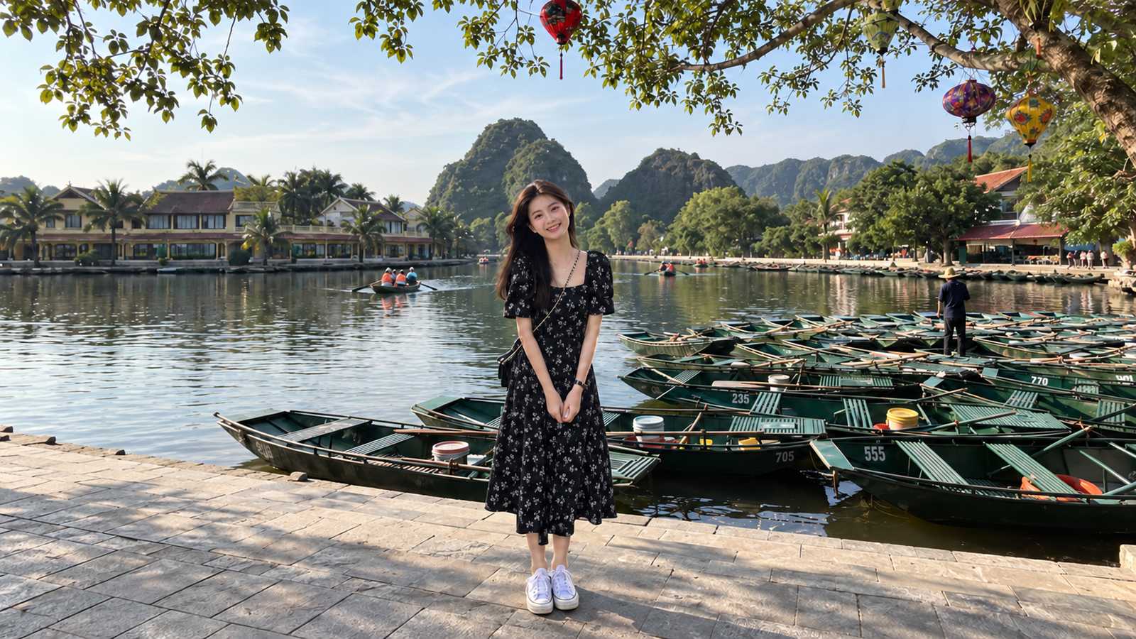 Đầm hoa nhí midi màu đen phối sneaker trắng tại bến thuyền Tam Cốc