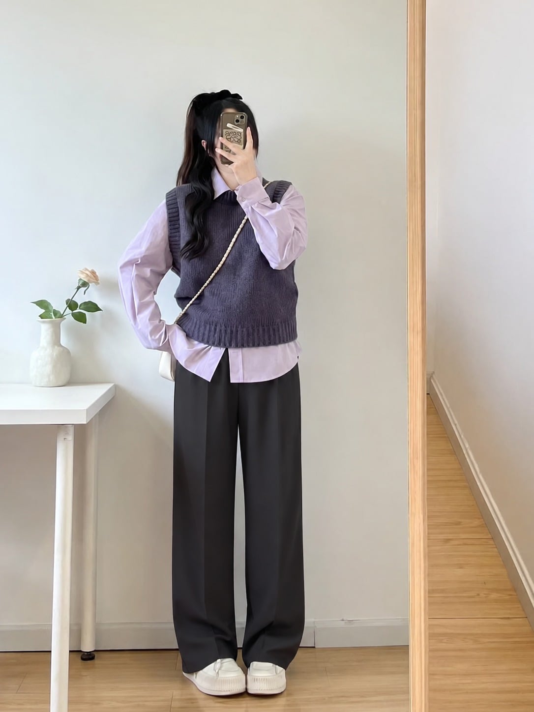 Sơ mi phối gile len và quần ống đứng cho outfit mùa đông nữ