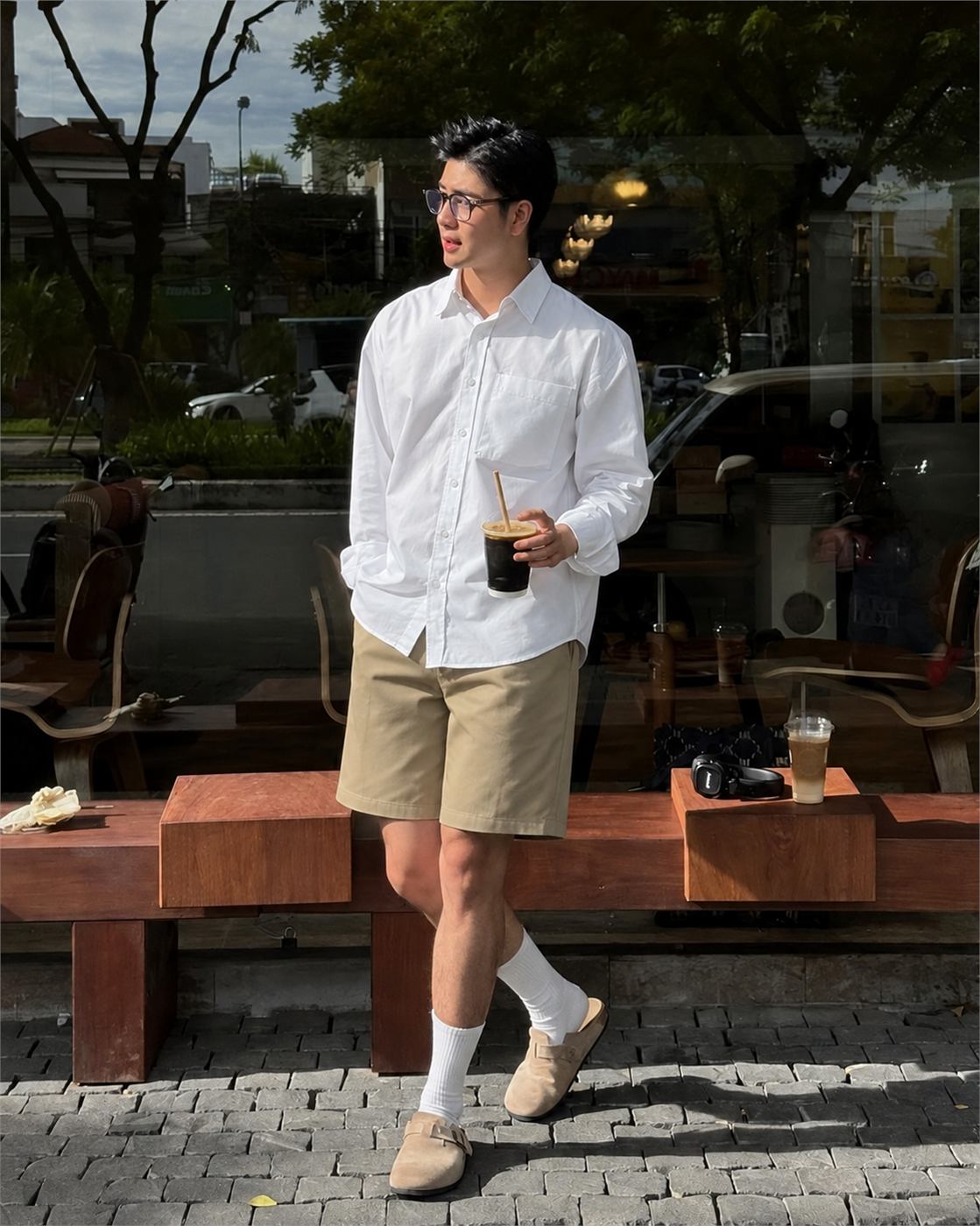 Quần sooc chino nam màu kaki với phom may gọn và chiều dài trên gối