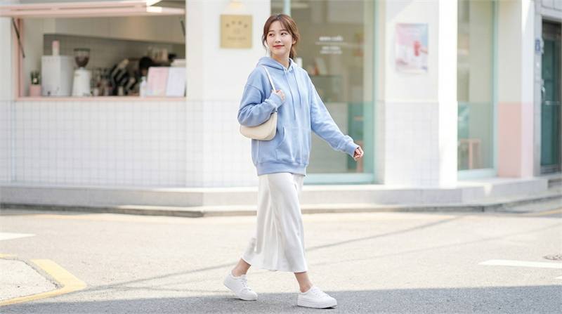 Phong cách nữ tính với hoodie dáng vừa phối chân váy dài mềm mại, gợi cảm hứng Hàn Quốc. Set đồ bay bổng, thanh lịch, màu sắc hài hòa.