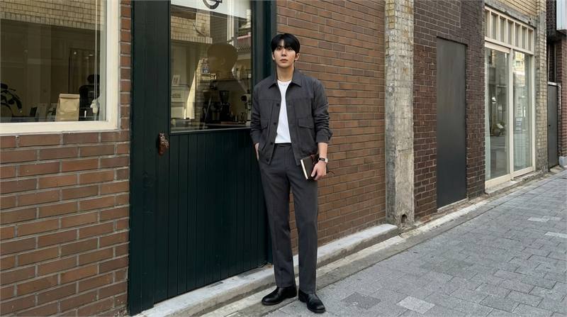 Áo sơ mi denim - biểu tượng phong cách đường phố cho người yêu cá tính và sự bền bỉ, kết hợp linh hoạt.