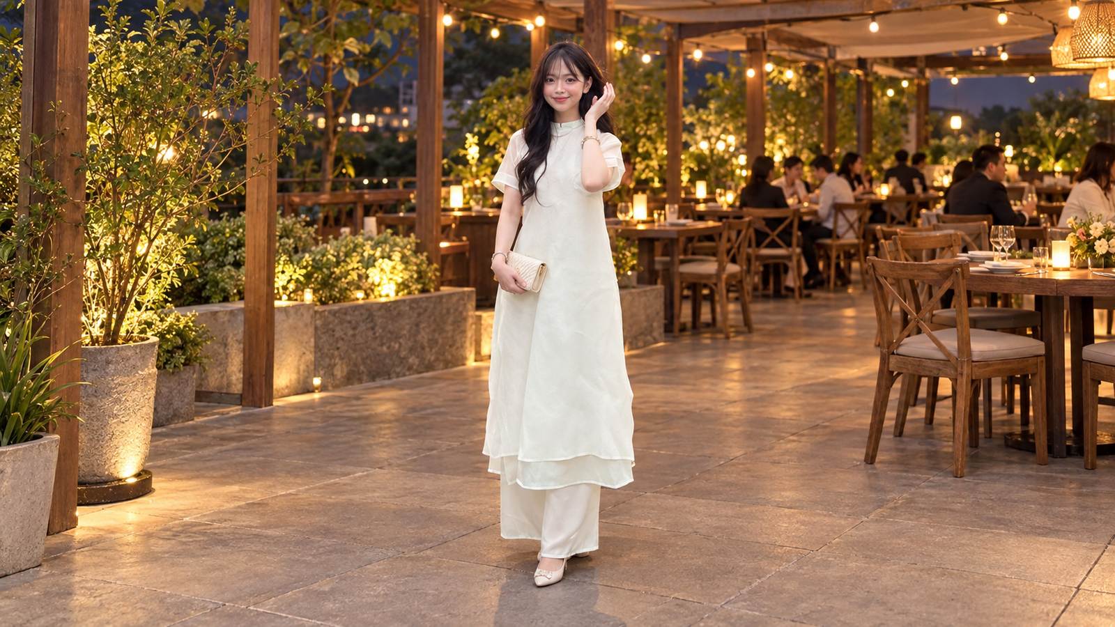 Áo dài cách tân cùng giày đế thấp cho tiệc tất niên có chủ đề Việt