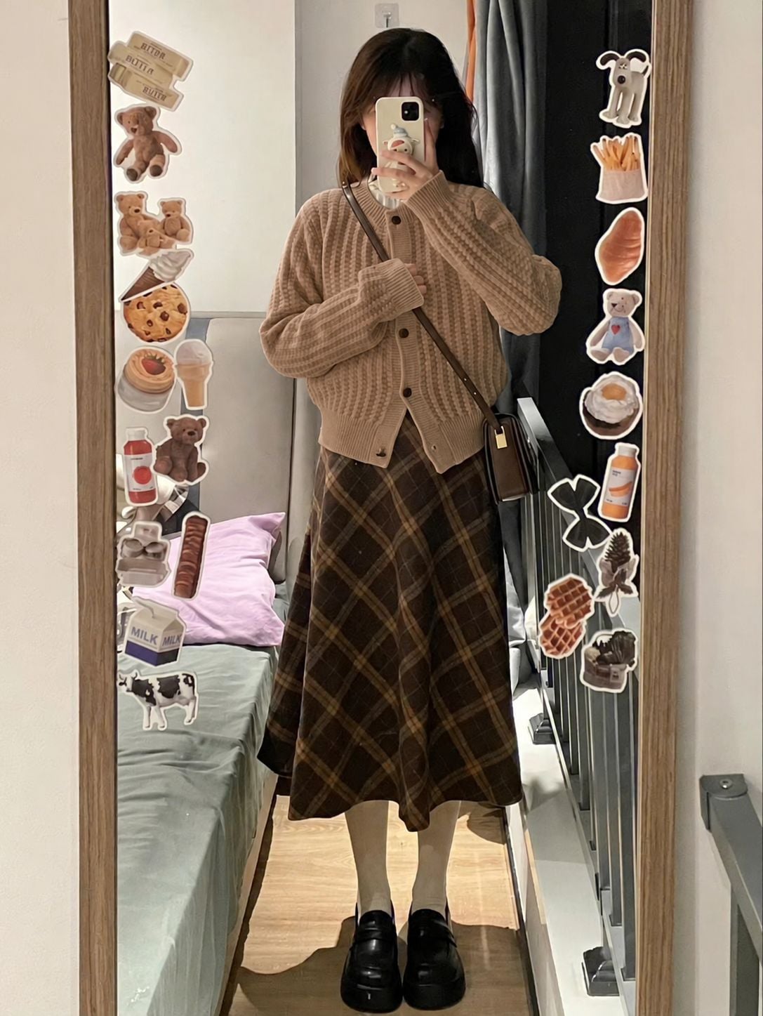 Cardigan nâu sữa phối chân váy nâu chocolate có họa tiết tạo chiều sâu