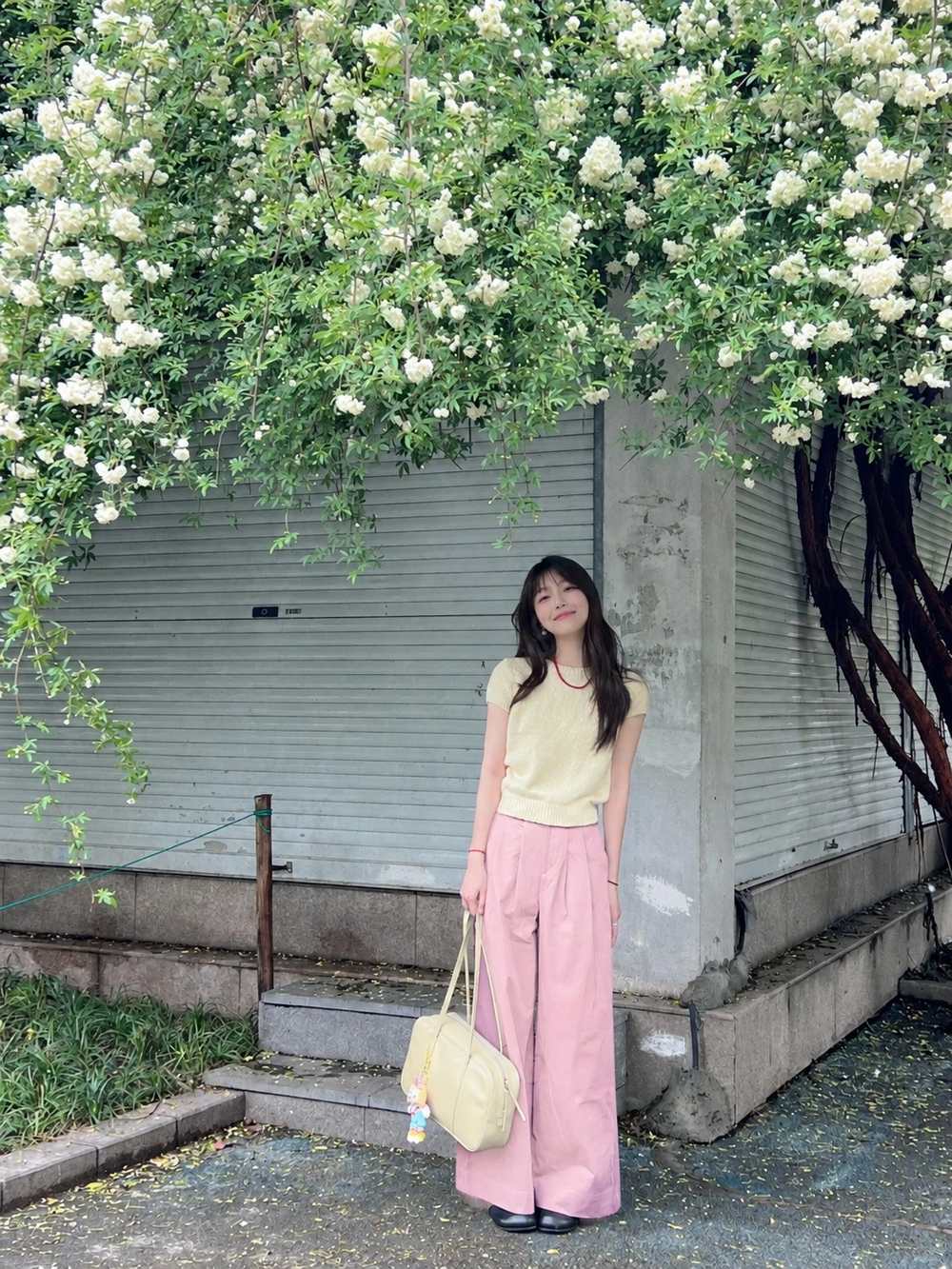 Áo vàng bơ phối quần hồng pastel và túi sáng màu cho buổi đi chơi