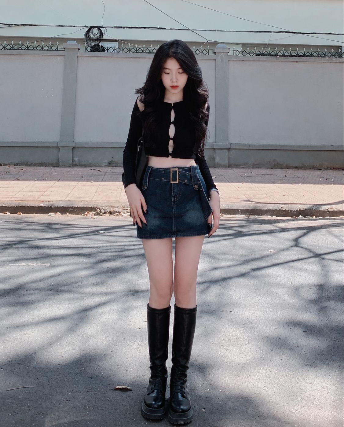 Chân váy jean ngắn phối boots đen cao gần gối