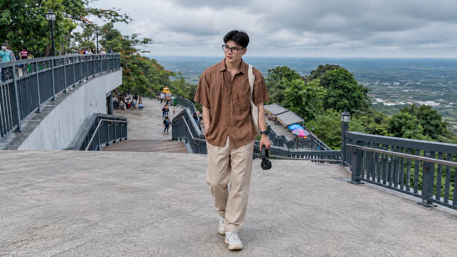 Sơ mi ngắn tay, quần dài nhẹ và giày đế bám