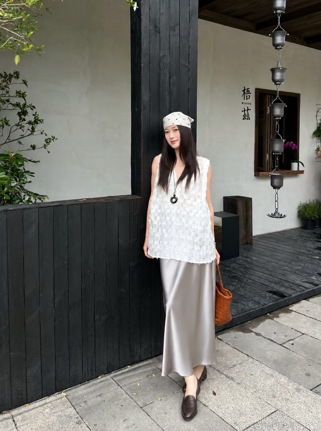 Chân váy lụa bạc phối áo trắng và loafer da nâu dáng gọn