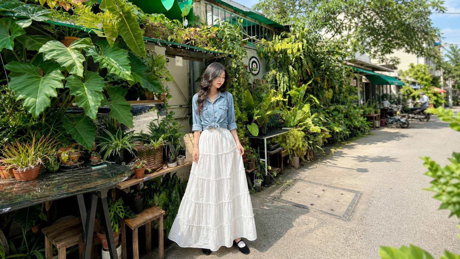 Chân váy trắng dài phối với áo denim hoặc sơ mi denim