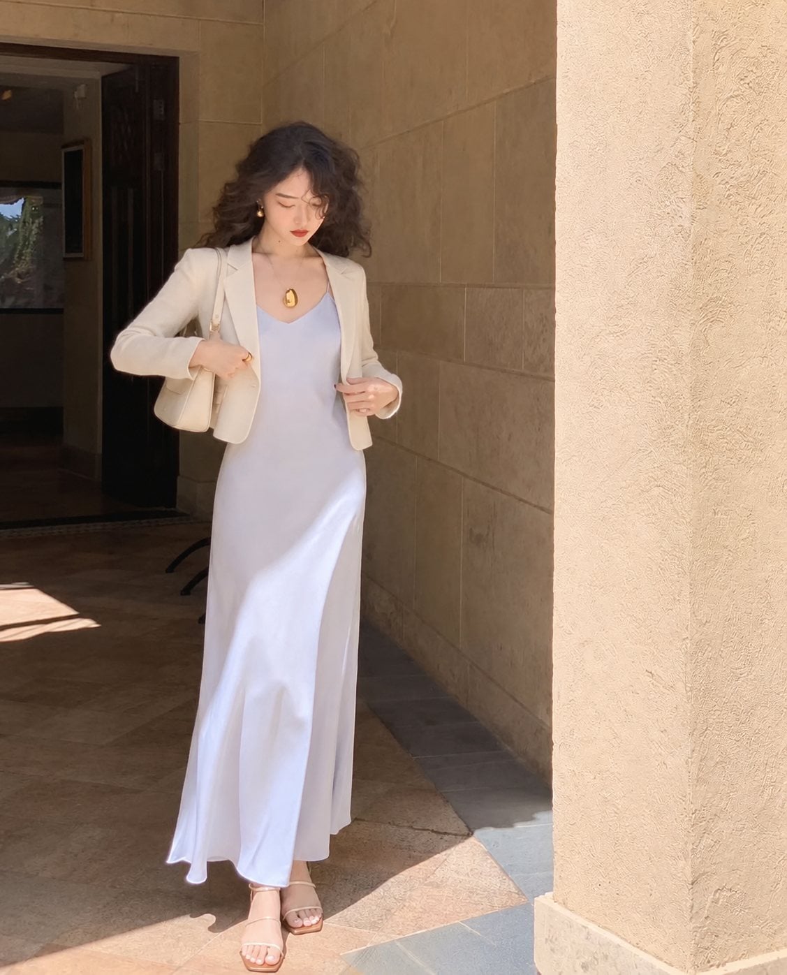 Đầm hai dây tím nhạt phối blazer lửng, sandal và túi nhỏ
