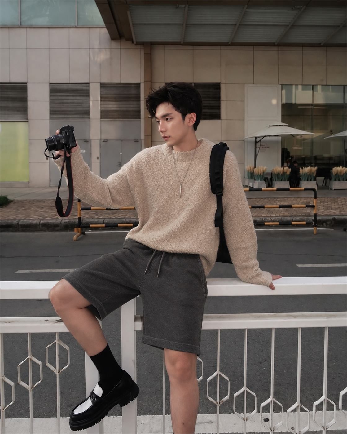 Quần sooc nỉ cotton nam màu xám than với cạp chun dây rút mềm và thoải mái