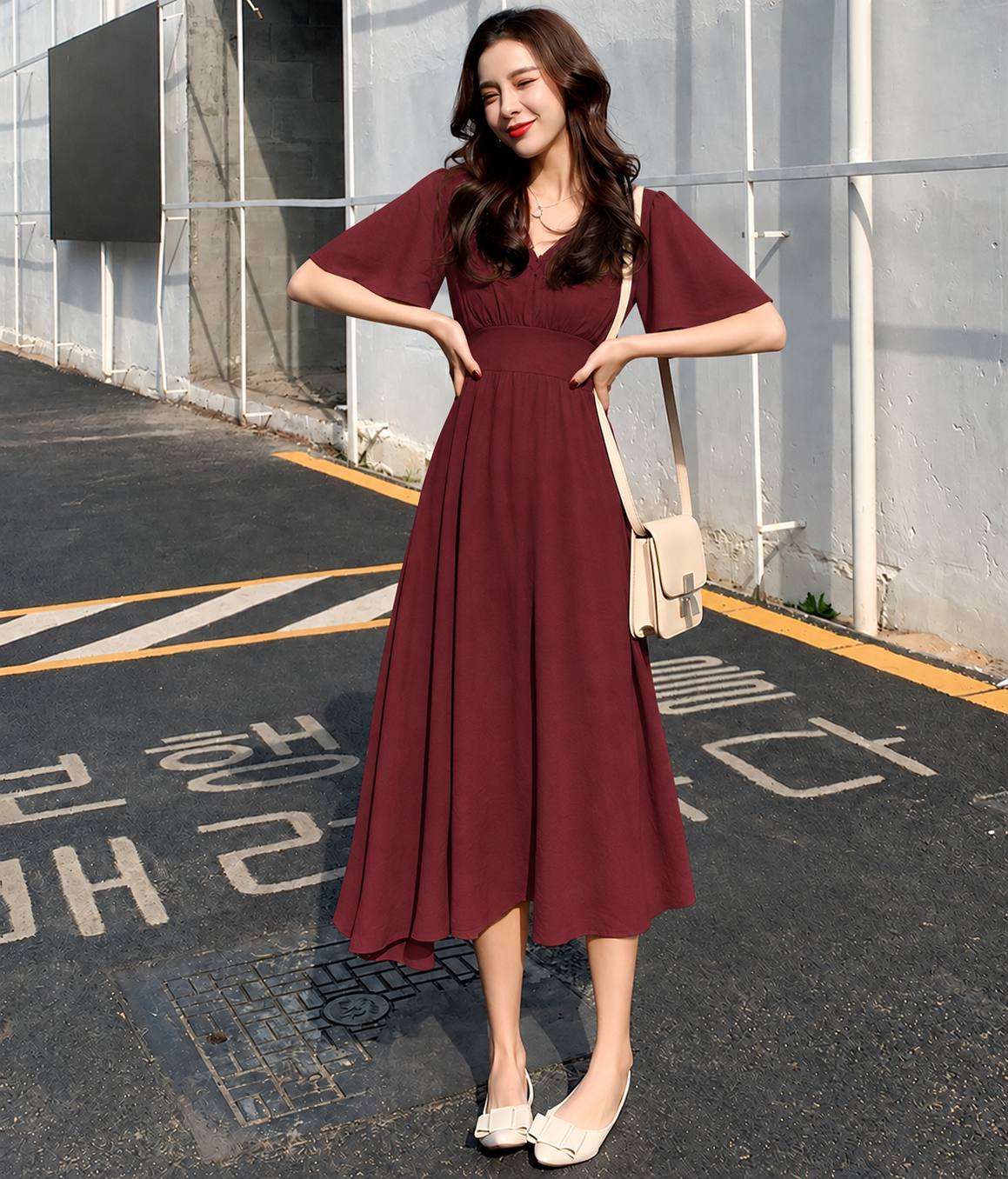 Đầm đỏ burgundy cổ V tay lỡ dáng chữ A phối giày và túi màu kem