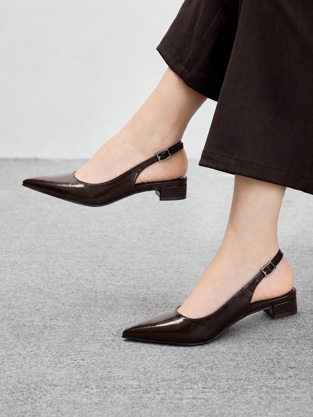 Giày slingback gót thấp với quai hậu gọn cho buổi hẹn đầu