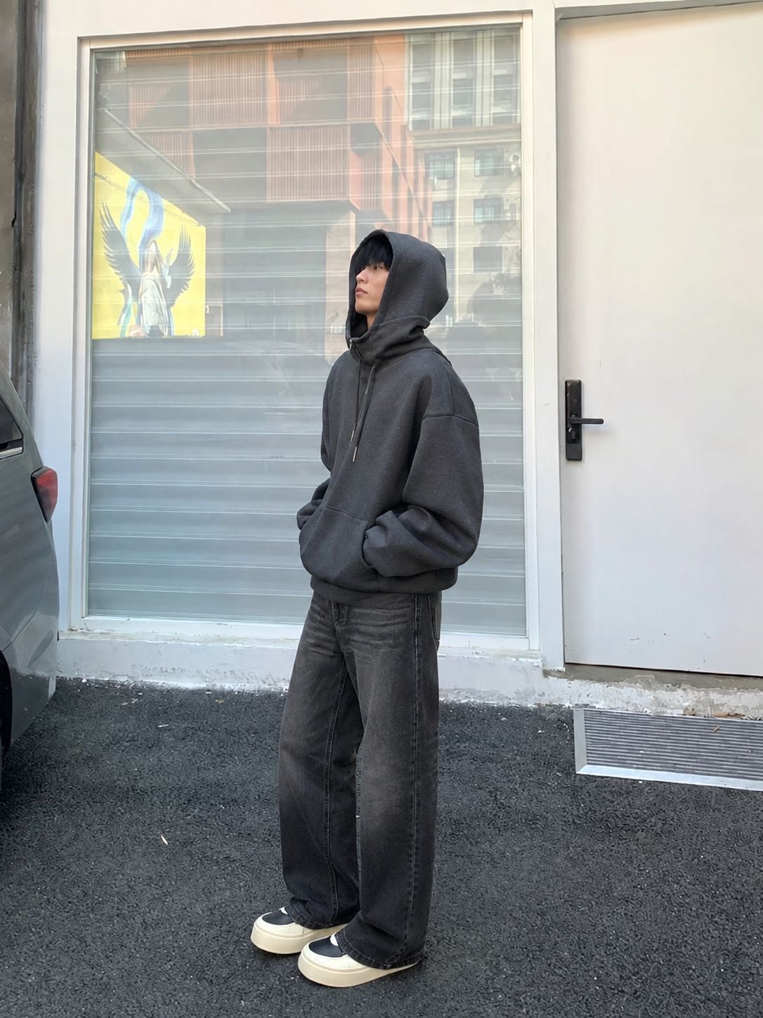 Hoodie boxy xám phối quần jeans ống suông trong ngày mát.