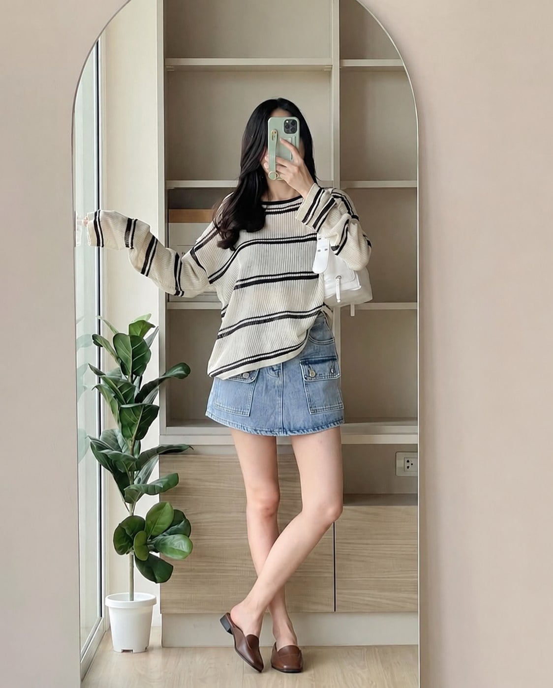 Chân váy jean ngắn phối mule da nâu hở gót