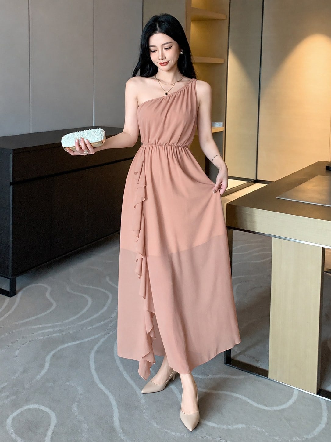 Đầm lệch vai hồng trầm phối túi cầm tay nhỏ và giày nude