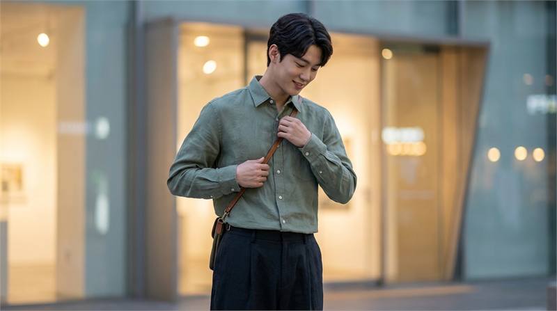 Người mẫu nam thanh lịch trong áo sơ mi cổ trụ màu trắng, phong cách tối giản và hiện đại, tôn lên vẻ ngoài tinh tế.