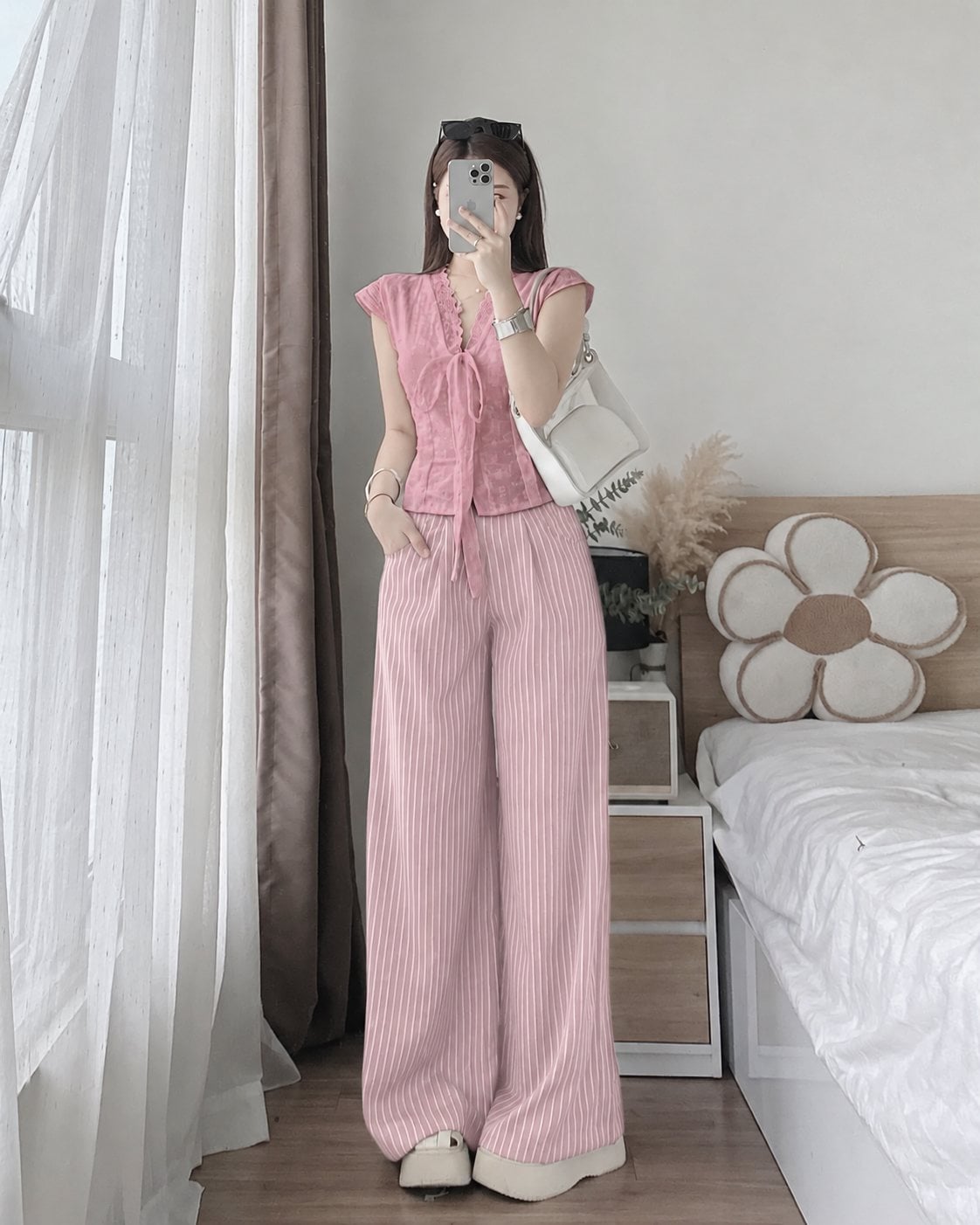 Blouse hồng đất phối quần hồng nhạt khác sắc độ để bộ đồ không bị phẳng
