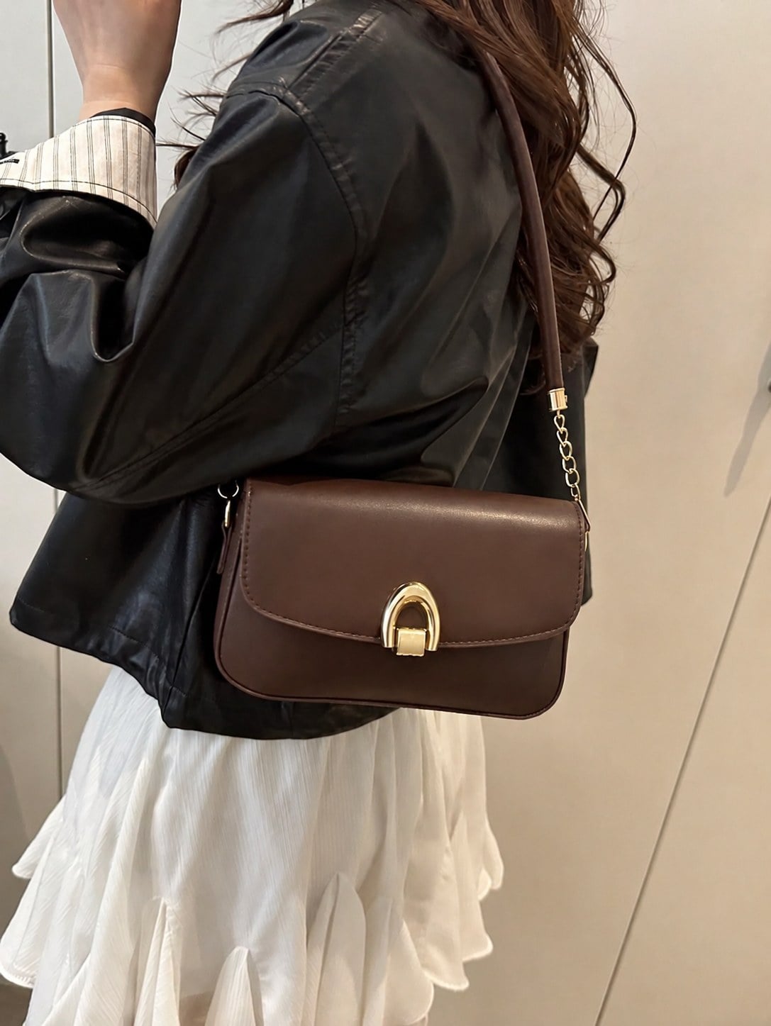Túi đeo vai nâu dáng gọn làm điểm nhấn cho outfit buổi hẹn đầu