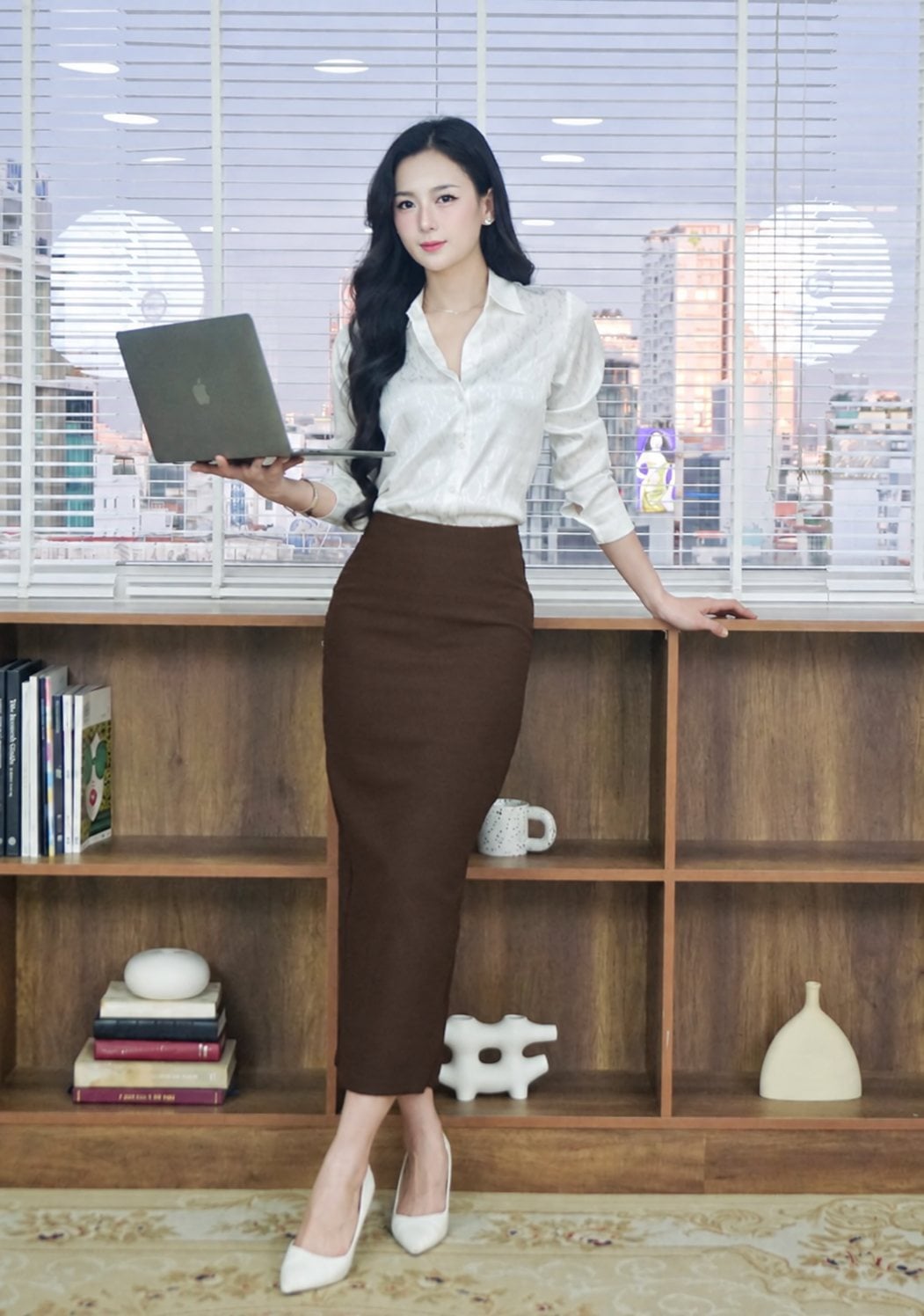 Blouse trắng ngà phối chân váy bút chì nâu và giày mũi gọn cho công sở