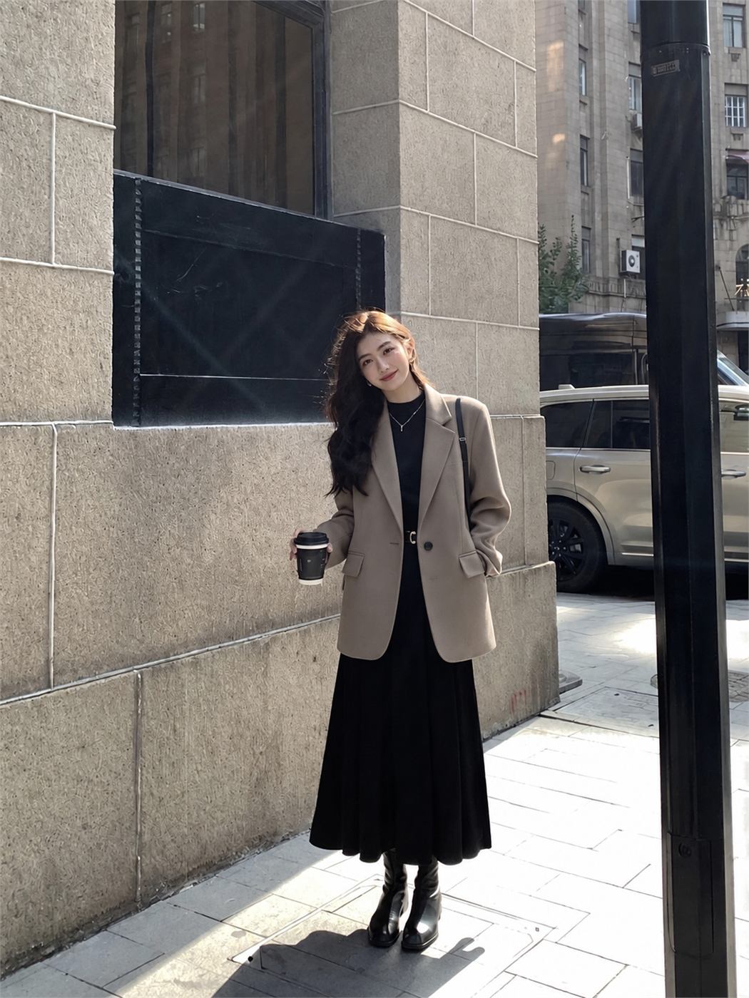 Áo blazer nữ màu taupe một hàng nút với ve áo cổ điển