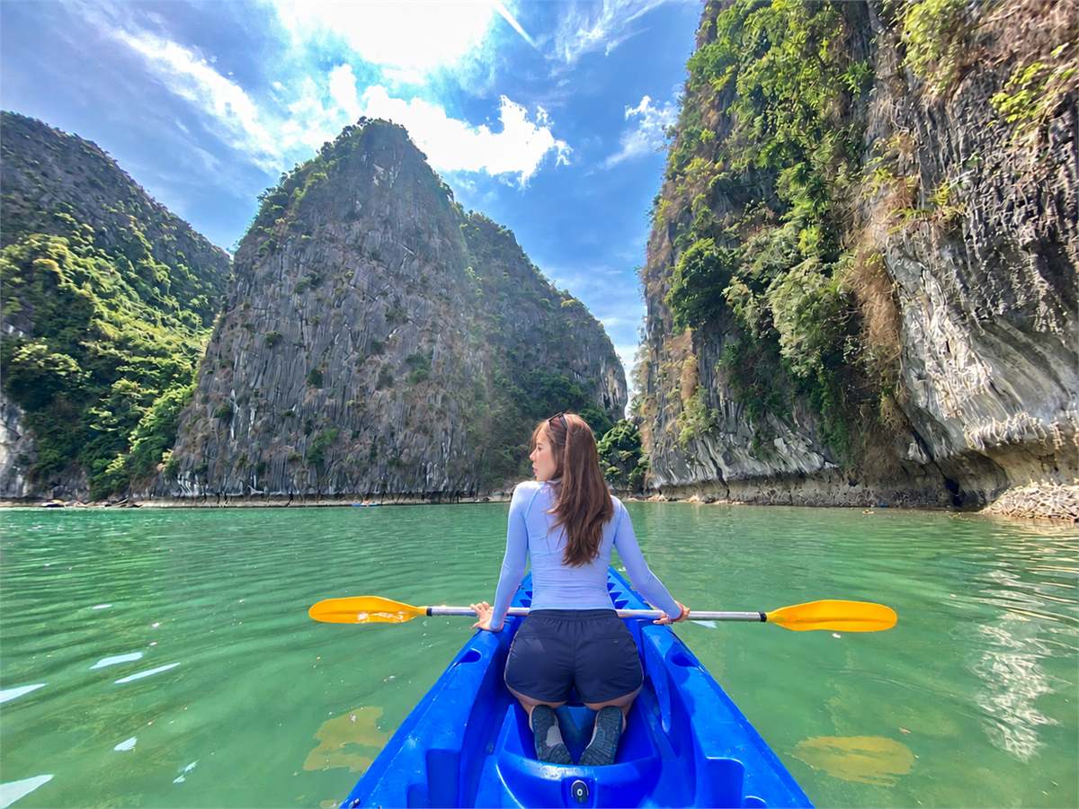 Áo bơi dài tay xanh nhạt và quần short nhanh khô khi chèo kayak