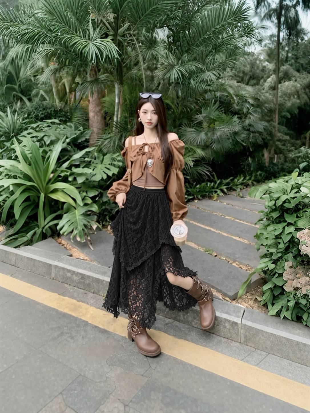 Chân váy ren đen dài phối áo nâu và boots, cân màu với phụ kiện gọn.