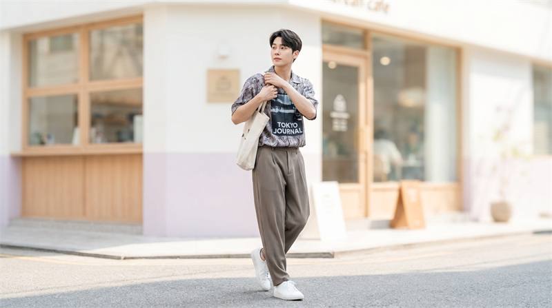 Áo sơ mi họa tiết giúp bạn thể hiện cá tính, nổi bật với phong cách hoa lá hay trừu tượng. Phối cùng quần áo tối giản cho vẻ ngoài tự tin, thu hút.