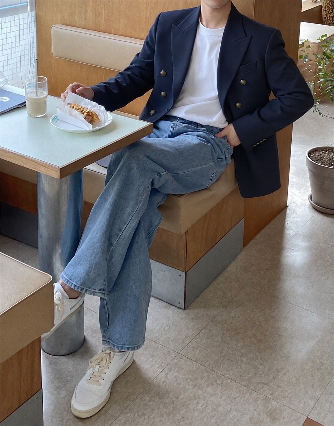 Áo blazer nam xanh navy hai hàng nút phối áo thun trắng và quần jeans