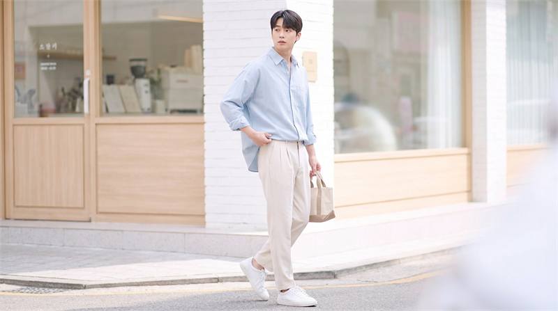 Áo sơ mi pastel xanh bạc hà, hồng phấn, vàng nhạt mang đến vẻ ngoài trẻ trung, nhẹ nhàng và hợp xu hướng.