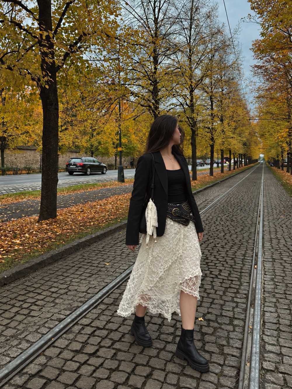 Boots cổ ngắn phối chân váy ren dài và blazer đen cho ngày mát.
