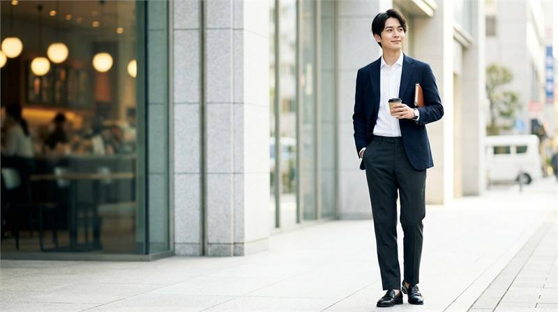 Cách phối đồ lịch lãm với sơ mi chất liệu đẹp, phom vừa vặn cùng blazer hoặc quần âu tối màu cho các buổi tiệc, gặp gỡ quan trọng.