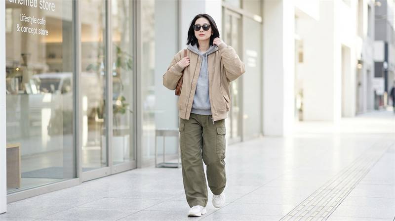 Gợi ý trang phục đi chơi cuối tuần cá tính: mix quần túi hộp, short, váy dài cùng hoodie, bomber hoặc denim.