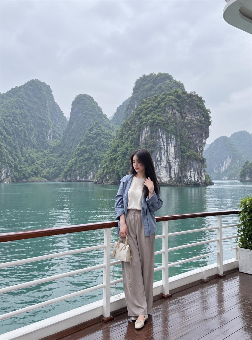 Áo thun trắng, quần dài ống suông và áo khoác mỏng trên boong tàu