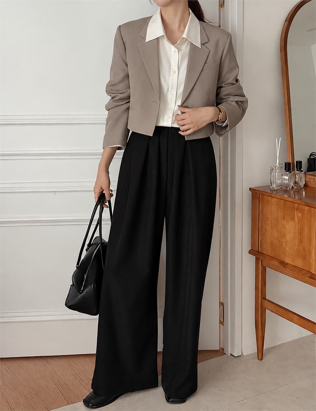Áo blazer cropped nữ màu be dài ngang eo phối quần ống rộng đen