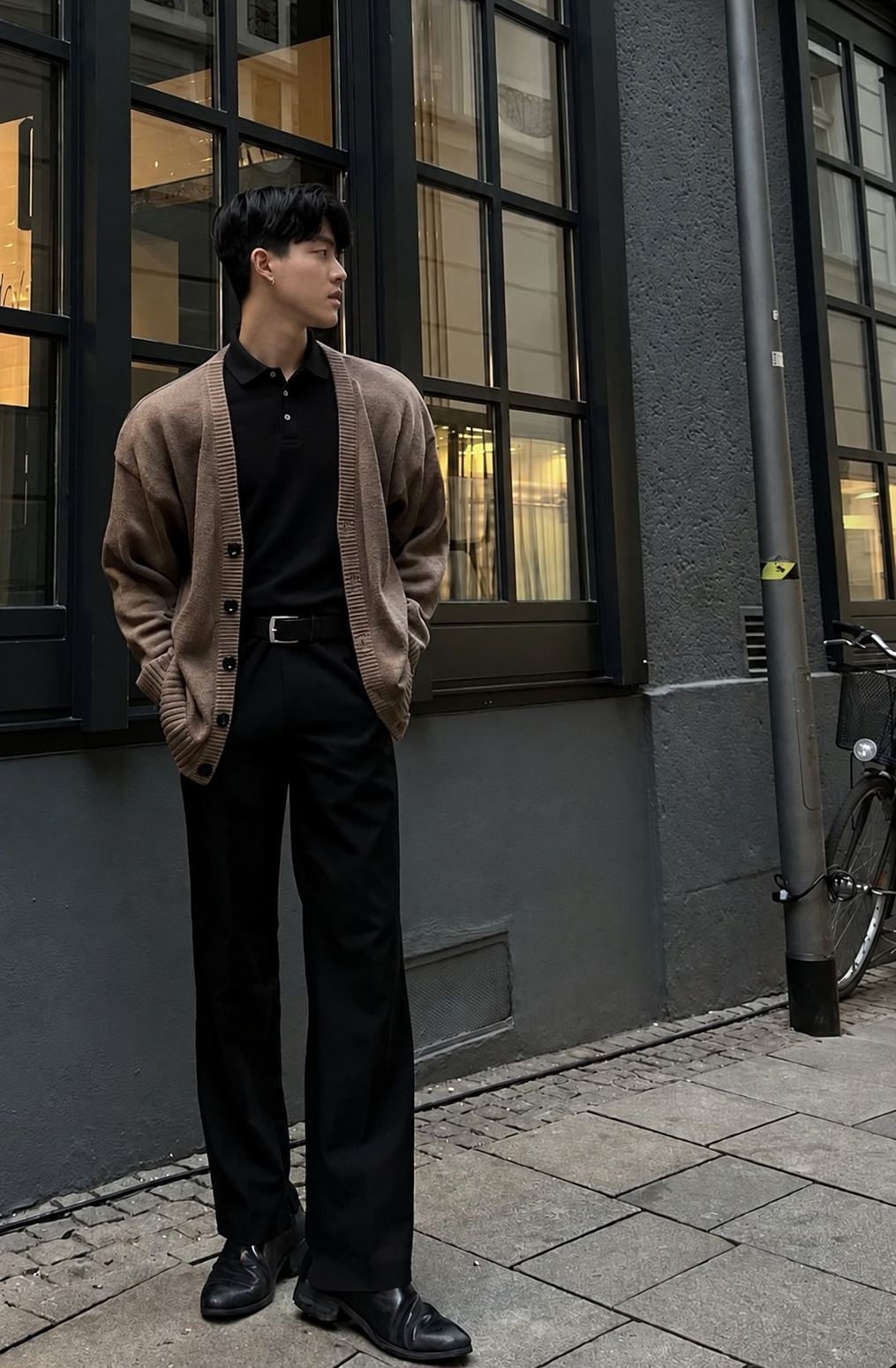 Polo nam dài tay phối cardigan nâu và quần ống đứng đen