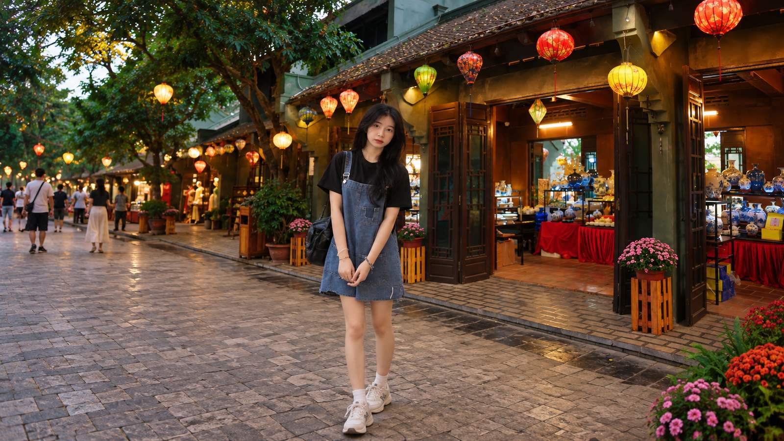 Váy yếm denim phối áo thun đen trơn khi dạo Phố cổ Hoa Lư