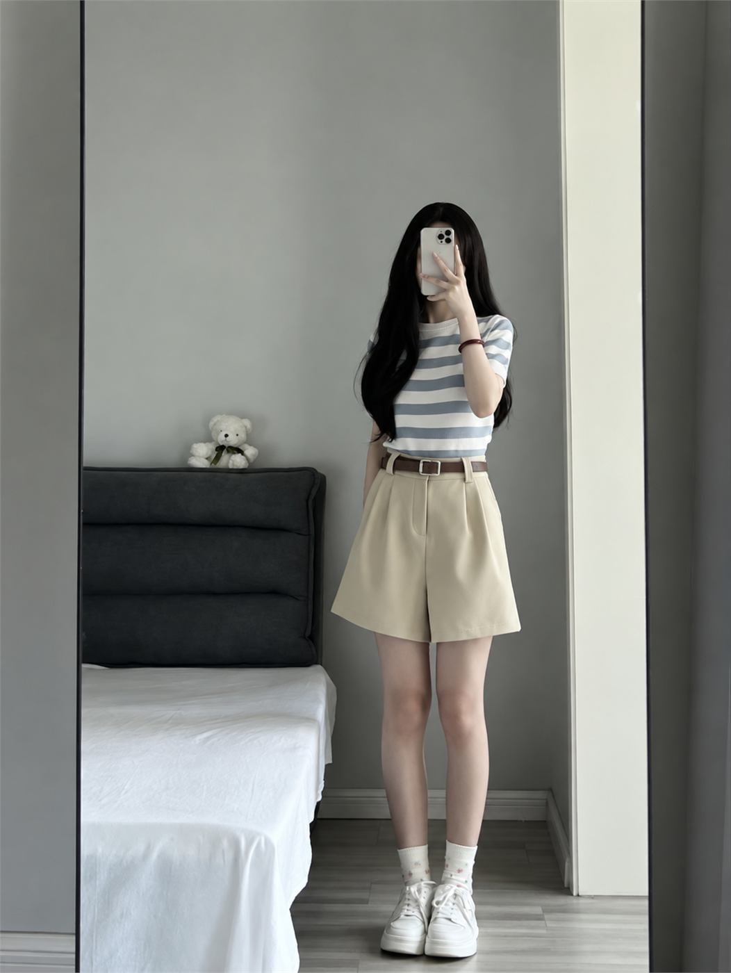 Quần sooc nữ cạp cao phom chữ A giúp tạo khoảng thoáng quanh đùi và cân đối tỷ lệ