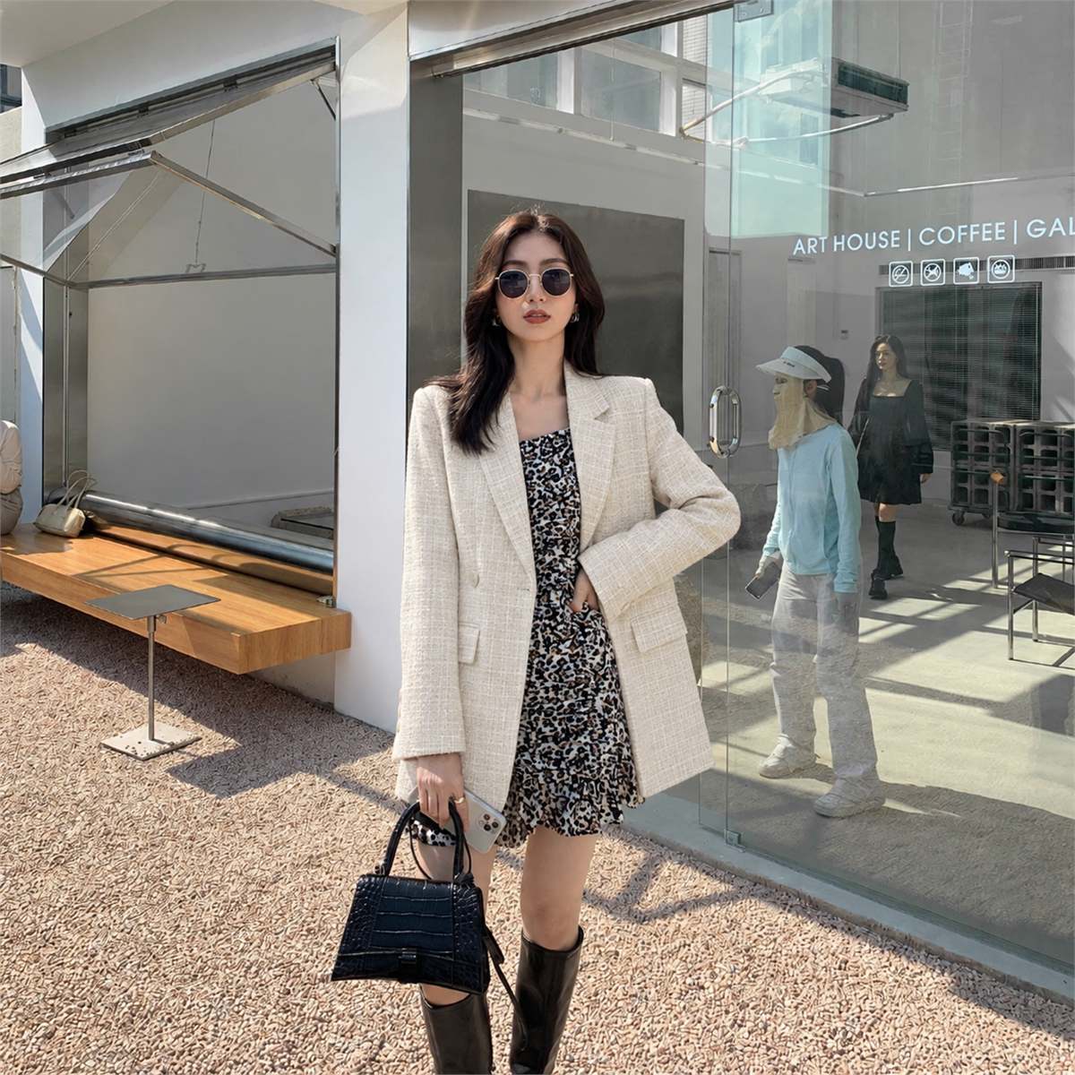 Áo blazer nữ màu kem chất liệu tweed pha linen có bề mặt dệt rõ