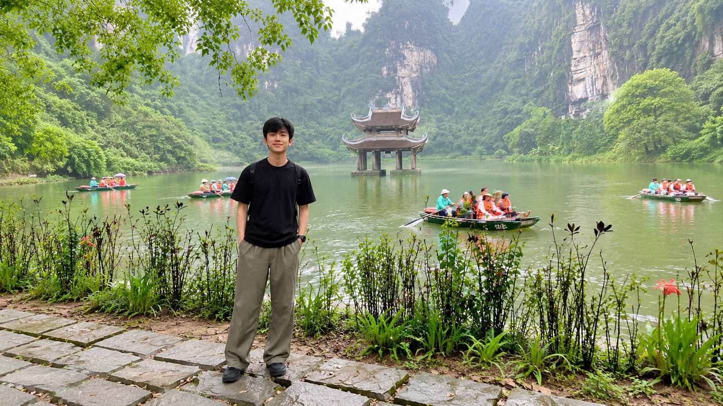 Áo thun nam đen trơn phối quần chinos xanh olive bên hồ Tràng An