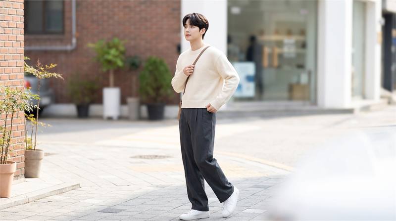 Phối quần ống rộng cùng sweater dáng ngắn, giúp giữ ấm, tạo tỷ lệ vóc dáng cân đối và kéo dài đôi chân hiệu quả.