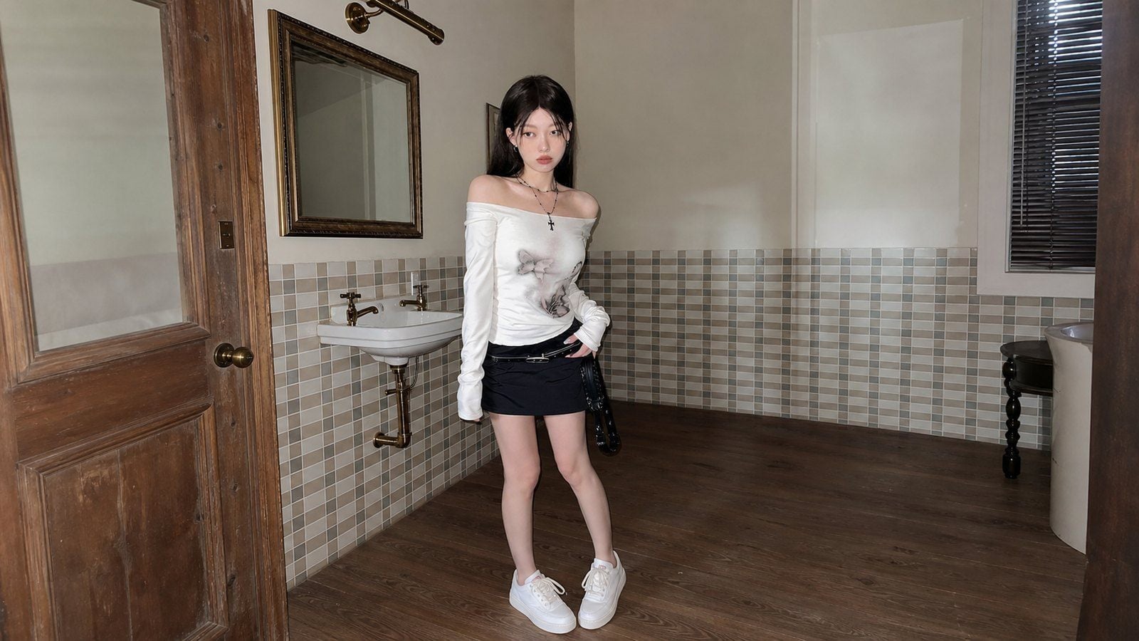 Sneaker trắng giúp áo trễ vai gần đời sống hơn và bớt điệu