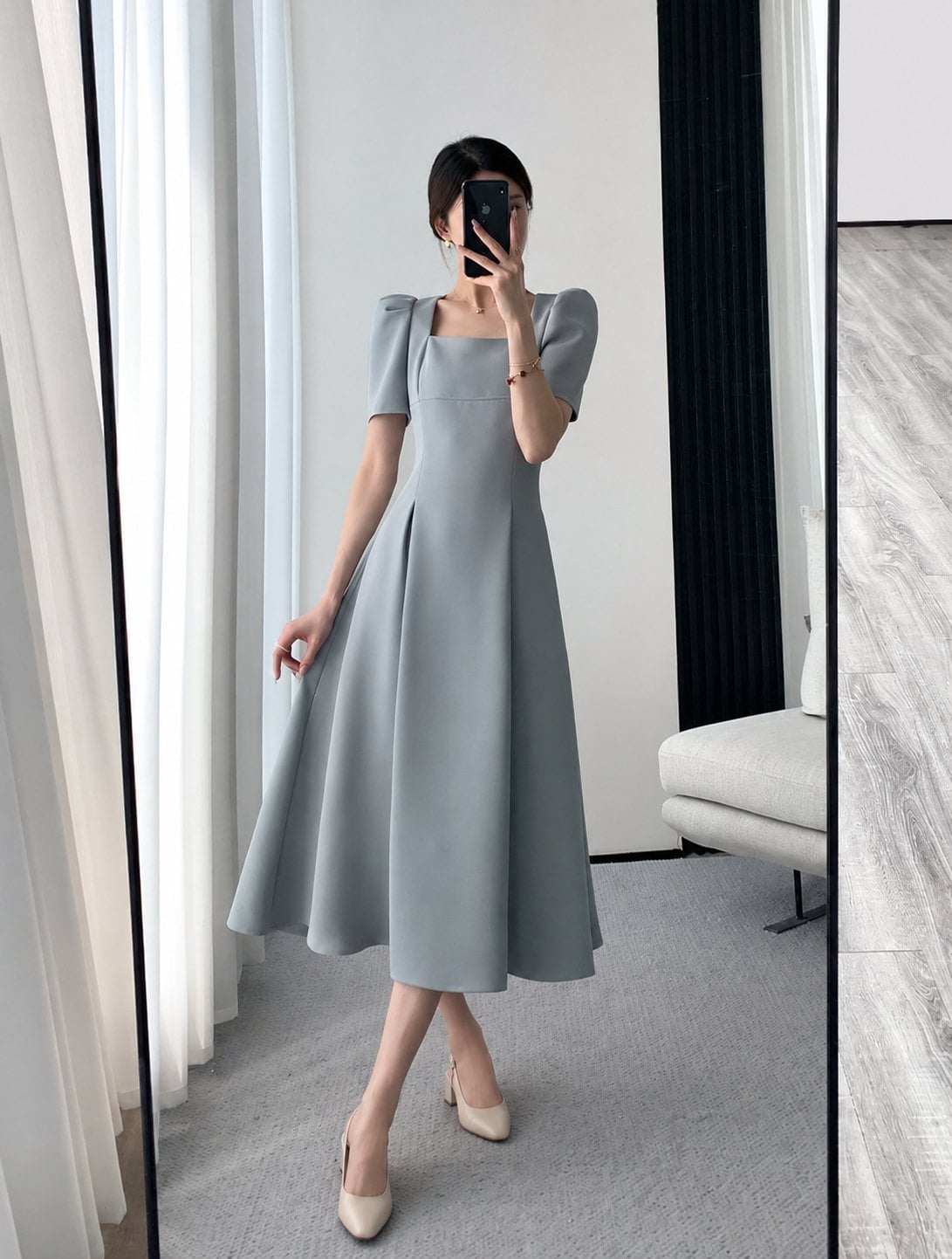 Đầm midi gọn dáng phối slingback gót thấp để đi lại thoải mái