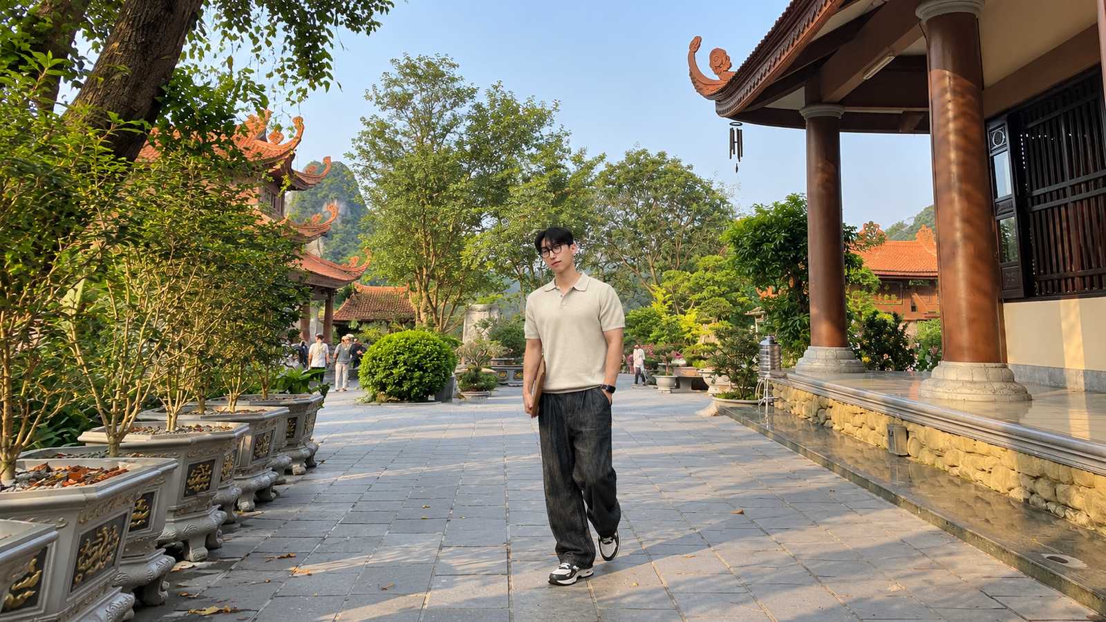 Polo nam màu be và quần dài tối màu khi tham quan đền chùa