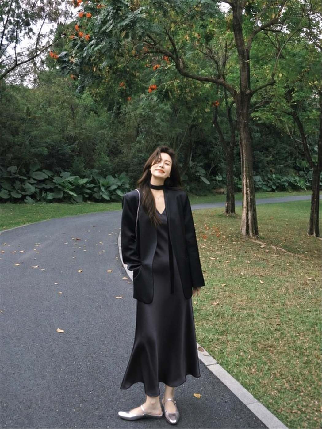 Áo vest nữ khoác ngoài outfit monochrome tối giản
